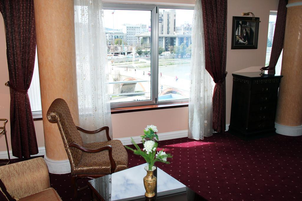 Stone Bridge Hotel Skopje Rum bild