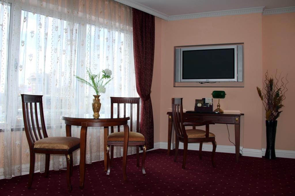 Stone Bridge Hotel Skopje Rum bild